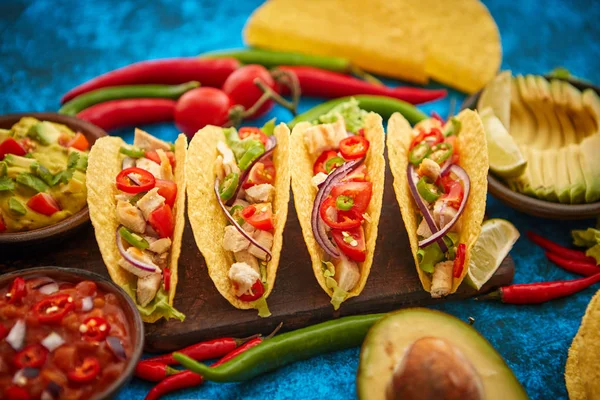 Taco mexicain avec viande de poulet, jalapeno, légumes frais servis avec guacamole — Photo