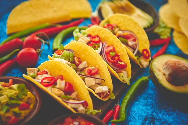 Taco mexicano con carne de pollo, jalapeño, verduras frescas servidas con guacamole — Foto de Stock