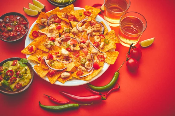 Un plato de deliciosos nachos de tortilla con salsa de queso derretido, pollo a la plancha — Foto de Stock