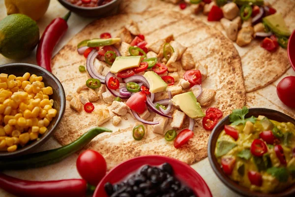 Tortillas de maïs fraîchement préparées avec filet de poulet grillé, grosses tranches d'avocat — Photo