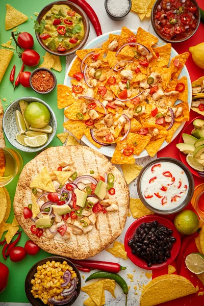 Une photo aérienne d'un assortiment de différents aliments mexicains sur une table — Photo