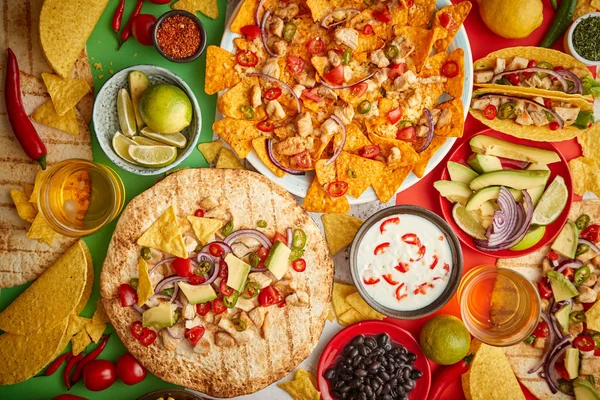 Une photo aérienne d'un assortiment de différents aliments mexicains sur une table — Photo