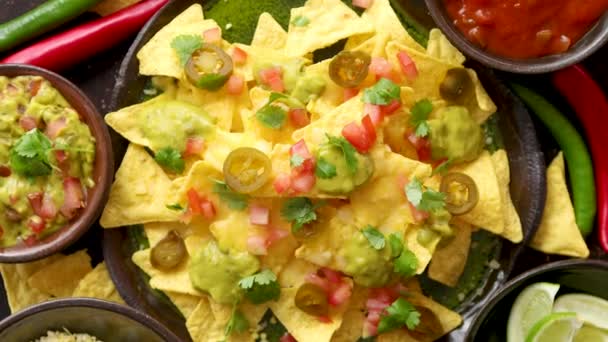 Chips de nacho de maíz amarillo fresco en placa cerámica — Vídeo de stock