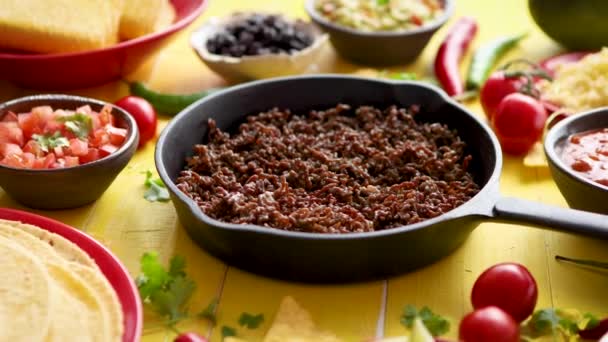 Různé čerstvé a chutné ingredience na chilli con carne. S masem na železné pánvi — Stock video