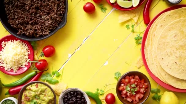 Deliciosos ingredientes Chilli con Carne esperando a ser preparados — Vídeo de stock