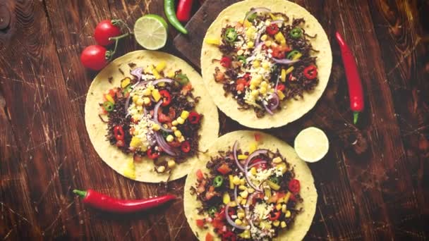 Healthy corn tortillas with grilled beef, fresh hot peppers, cheese, tomatoes — Stock Video