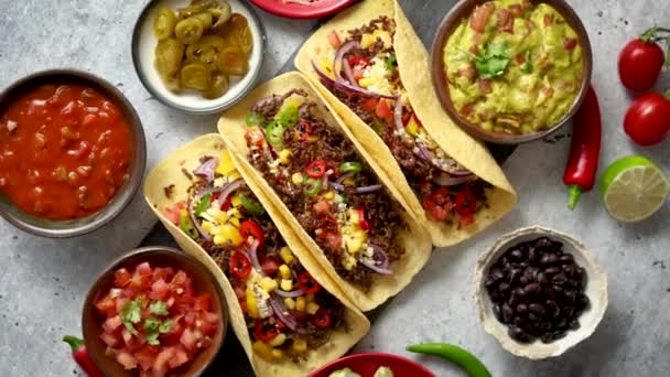 Sabrosos tacos de carne mexicana servidos con varias verduras y salsa — Vídeo de stock