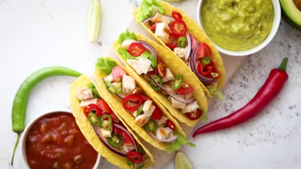 Ízletes mexikói húsos taco, különféle zöldségekkel és salsával tálalva. — Stock videók