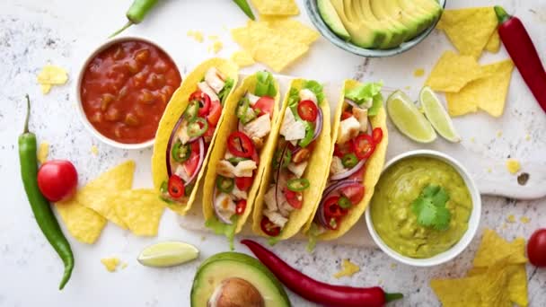 Вкусные мексиканские мясные тако с различными овощами и сальсой — стоковое видео
