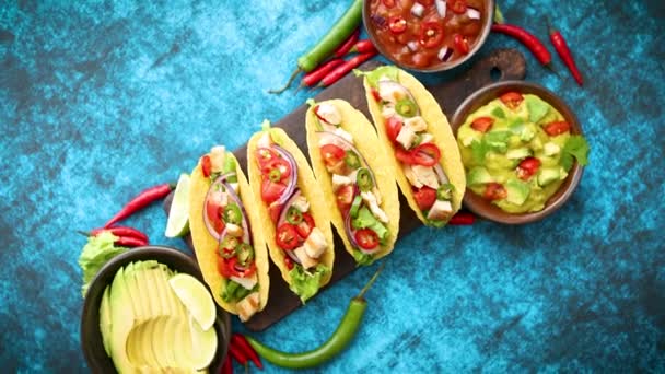 Taco mexicano con carne de pollo, jalapeño, verduras frescas servidas con guacamole — Vídeos de Stock