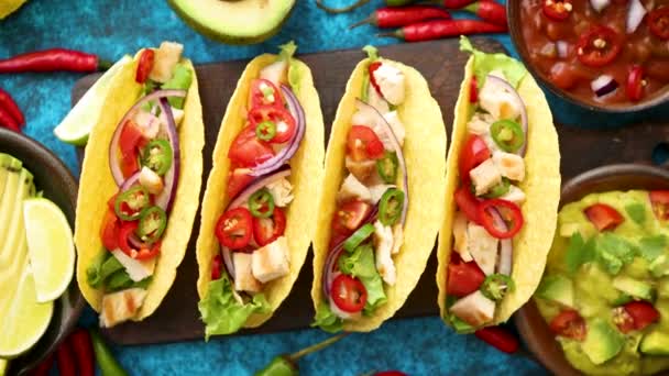 Taco mexicano con carne de pollo, jalapeño, verduras frescas servidas con guacamole — Vídeo de stock