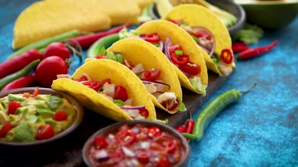 Meksykańskie taco z kurczakiem, jalapeno, świeże warzywa podawane z guacamolem — Wideo stockowe