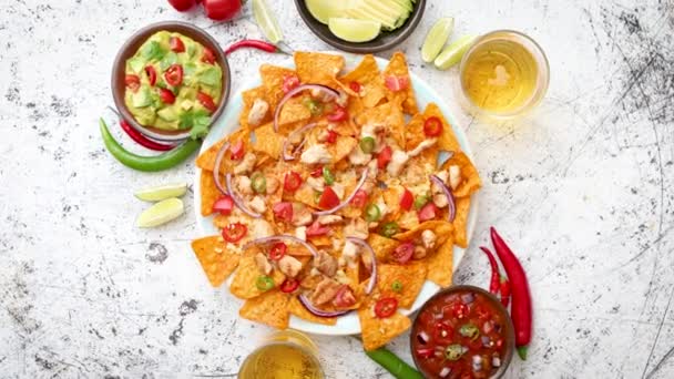 Mexikói kukorica Nacho fűszeres chips szolgált olvasztott sajttal — Stock videók