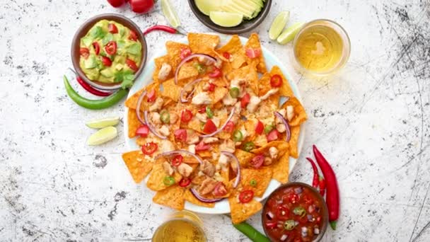 Mexicano milho nacho picante batatas fritas servidas com queijo derretido — Vídeo de Stock