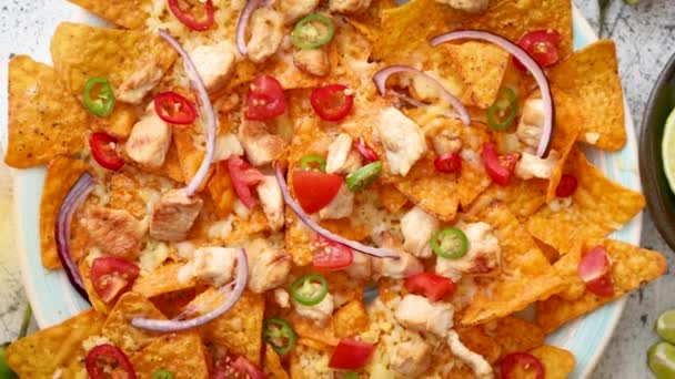 Une assiette de délicieux nachos tortilla avec sauce au fromage fondu, poulet grillé — Video