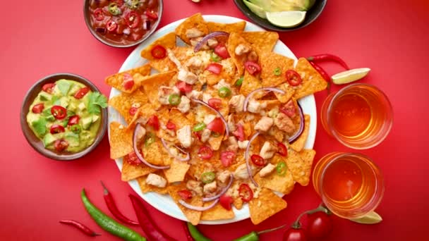 Um prato de deliciosos nachos de tortilla com molho de queijo derretido, frango grelhado — Vídeo de Stock