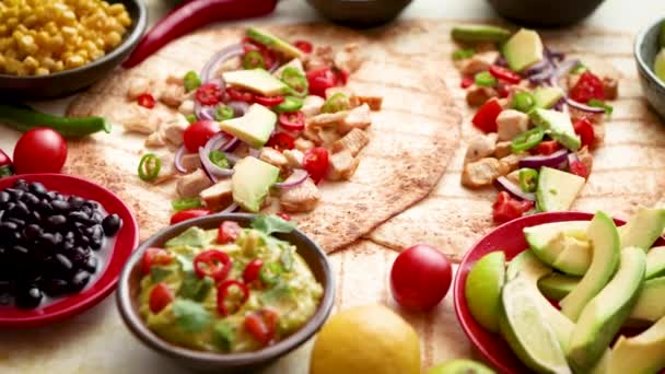 Tortillas de maíz sanas recién hechas con filete de pollo a la parrilla, rodajas de aguacate grandes — Vídeos de Stock