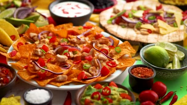 Une photo aérienne d'un assortiment de différents aliments mexicains sur une table — Video