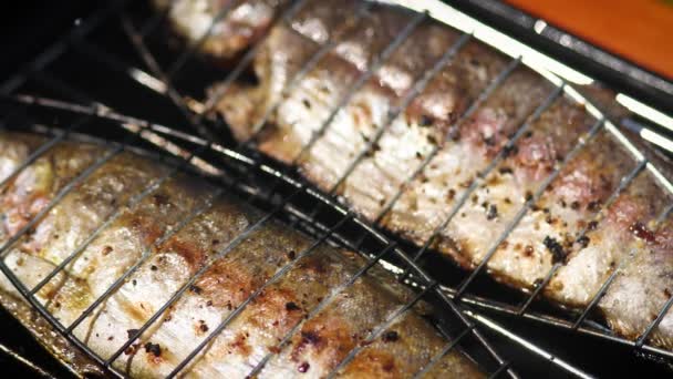 Savoureux poissons entiers placés sur le barbecue grill — Video