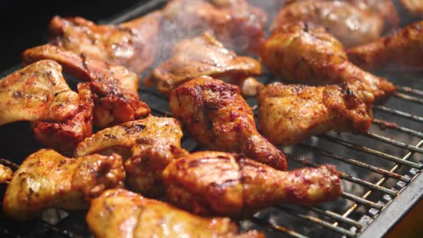 Deliciosos trozos de pollo friendo en la parrilla de barbacoa — Vídeo de stock