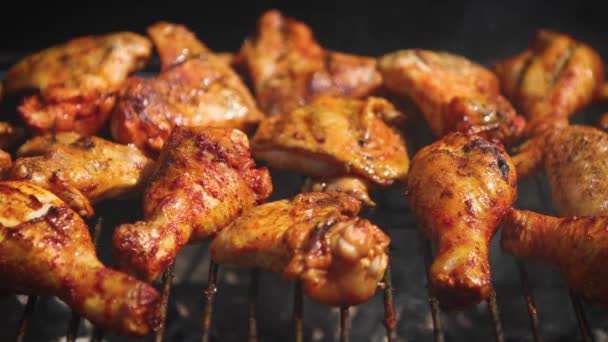 Deliciosos trozos de pollo friendo en la parrilla de barbacoa — Vídeo de stock