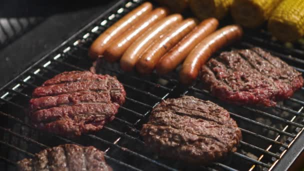 Mezcla de comida americana barbacoa en la parrilla caliente — Vídeos de Stock