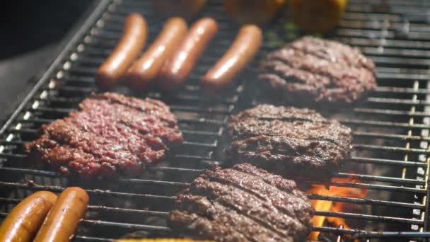 Mixed american barbecue food on hot grill — Stock Video