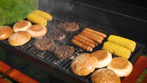 Cibo americano misto barbecue sulla griglia calda — Video Stock