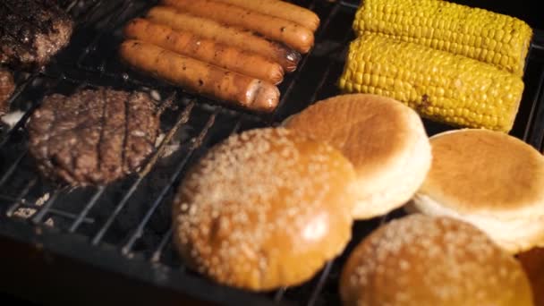 Смешанная американская еда для барбекю на горячем гриле — стоковое видео