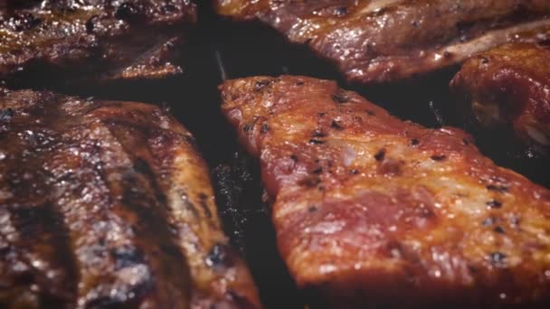 Lekkere ribbetjes koken op barbecue grill voor de zomer buiten partij — Stockvideo