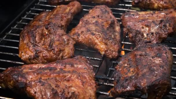 Sabrosas costillas cocinando en la parrilla barbacoa para la fiesta al aire libre de verano — Vídeos de Stock