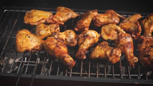 Deliciosos trozos de pollo friendo en la parrilla de barbacoa — Vídeo de stock