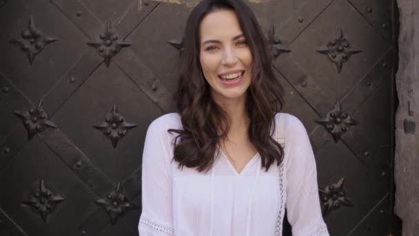 Unga fashionabla glad och leende kvinna poserar i City Street — Stockvideo