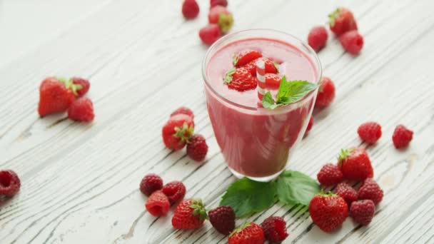 Strawberry smoothie in glass with mint — Stock Video