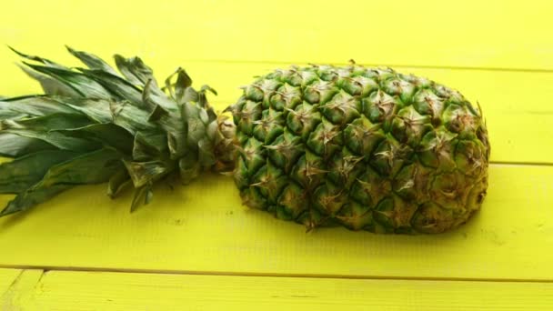 Половина ананаса на жовтій деревині — стокове відео