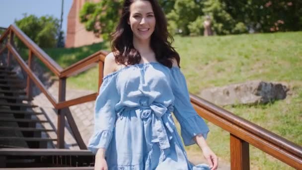 Hermosa mujer en vestido de moda de verano caminando por las escaleras en el centro de la ciudad — Vídeos de Stock