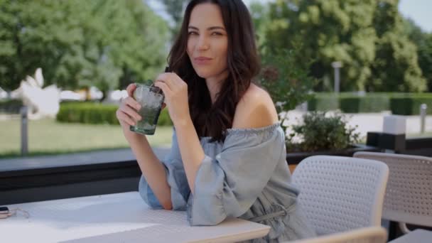 Mulher bonita sentado no restaurante ao ar livre e beber mojito dring no verão dia quente — Vídeo de Stock