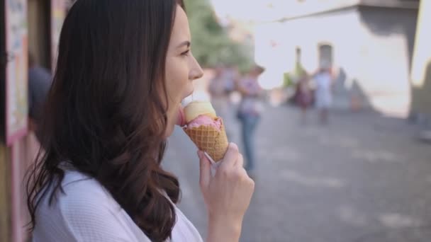 Vacker brunett kvinna äter läckra och söt glass — Stockvideo