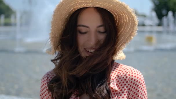 Beautiful woman posing next to city fountain in summer time — Stock Video