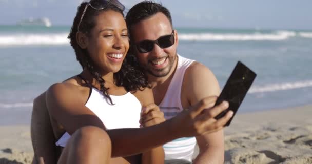 Lyckliga olika par tar selfie på stranden — Stockvideo