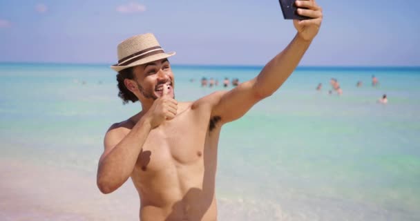 Mann gestikuliert mit Shaka und macht Selfie — Stockvideo