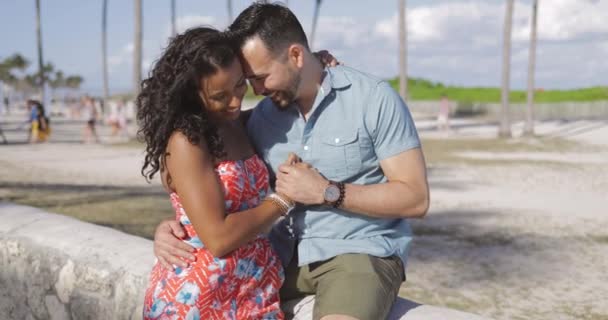 Skrattande multietniskt par i sommaren park — Stockvideo