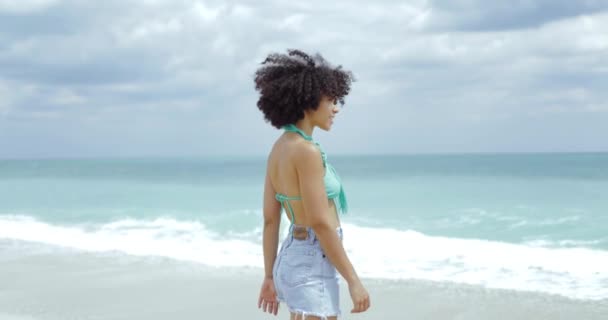Ładna dziewczyna na plaży macha do aparatu — Wideo stockowe