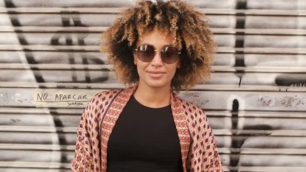 Prachtige glimlachende zwarte vrouw op straat — Stockvideo