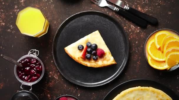 Tasety pancake fatto in casa su piatto di ceramica nera . — Video Stock