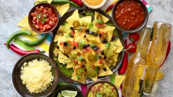 Mexicaanse nachos tortilla chips met zwarte boon, jalapeno, guacamole — Stockvideo