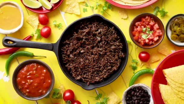 Verschiedene frische und schmackhafte Zutaten für Chili con Carne. Mit Fleisch in der eisernen Pfanne — Stockvideo