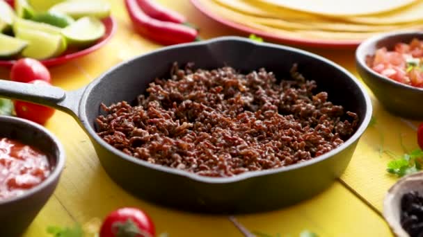 Verschiedene frische und schmackhafte Zutaten für Chili con Carne. Mit Fleisch in der eisernen Pfanne — Stockvideo