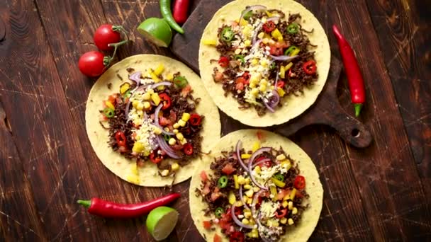 Healthy corn tortillas with grilled beef, fresh hot peppers, cheese, tomatoes — Stock Video