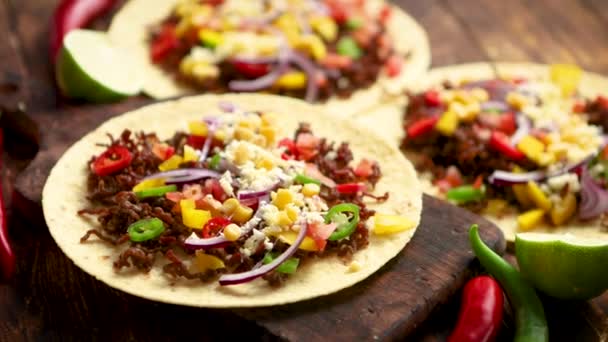 Healthy corn tortillas with grilled beef, fresh hot peppers, cheese, tomatoes — Stock Video